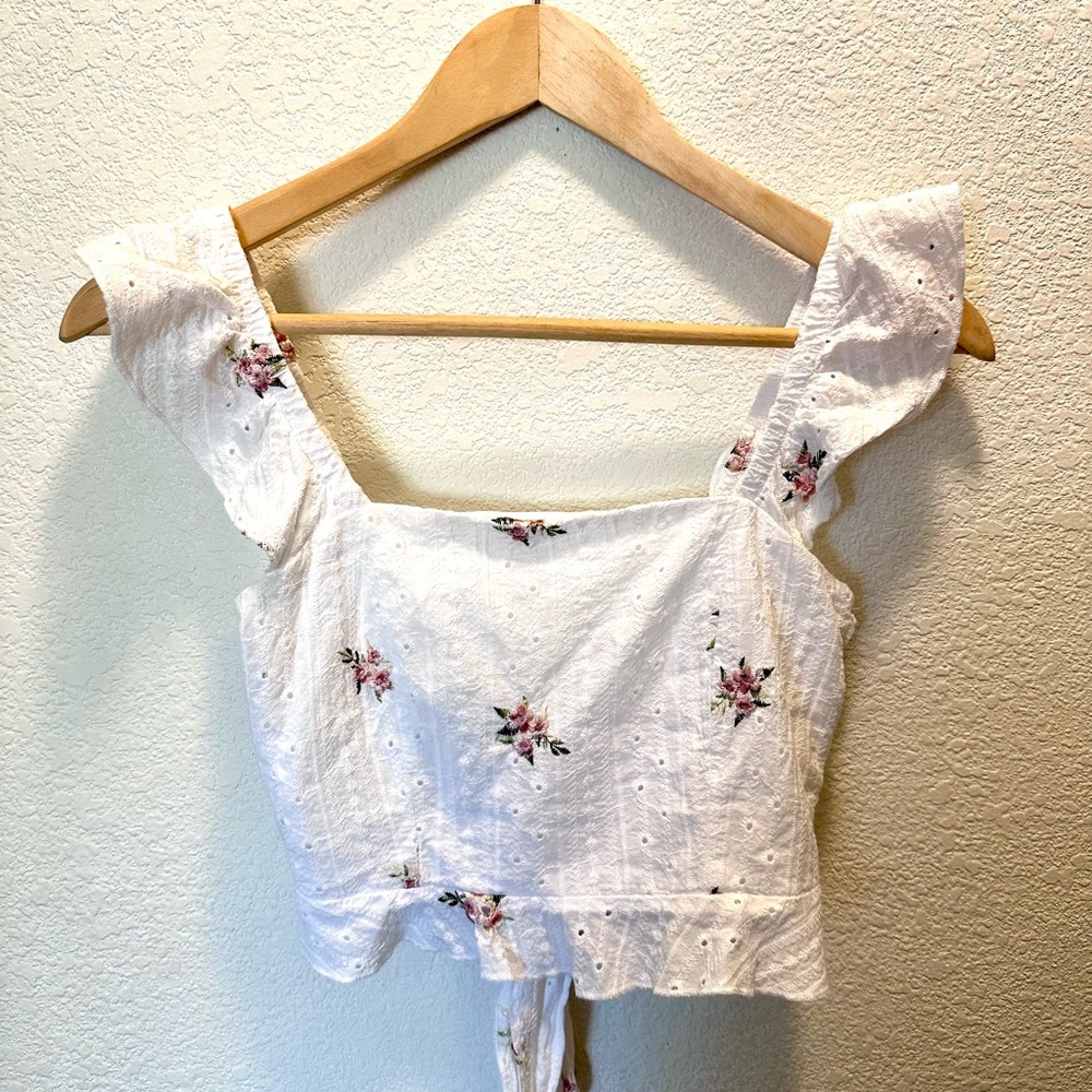 Kirious Los Angeles White Eyelet Floral Bow Tie Back Crop Top | Small